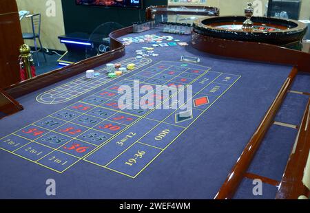 Chips, die vor dem Spiel auf einen Roulette-Tisch gestellt werden. Kasino, Spielhaus. Stockfoto