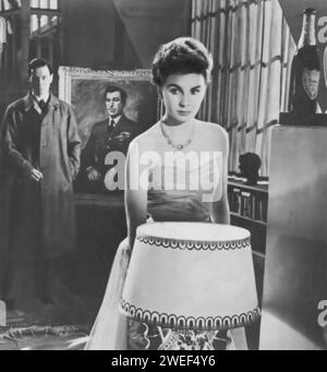 Ein Porträt von Jean Simmons, einer gefeierten Schauspielerin, die für ihre Rolle in „Cage of Gold“ (1950) bekannt ist. In diesem britischen Drama spielt Simmons Judith Moray, eine junge Frau, die mit emotionalen Aufruhr und juristischen Herausforderungen konfrontiert ist, als ihr mutmaßlich toter Ehemann unerwartet zurückkehrt. Stockfoto