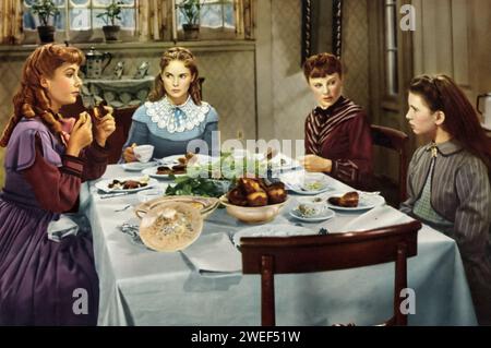 Elizabeth Taylor, Janet Leigh, June Allyson und Margaret O’Brien spielen die Hauptrollen in der Verfilmung von Little Women (1949), die auf Louisa May Alcotts geliebtem Roman basiert. In diesem Klassiker stellt Allyson den temperamentvollen Jo March dar, Leigh ist der sanfte Meg, Taylor glänzt als die charmante Amy und O'Brien spielt die süße Beth. Der Film fängt die Wärme und die Prüfungen der Märzschwestern ein, während sie während des Amerikanischen Bürgerkriegs aufwachsen. Stockfoto