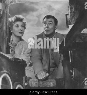 Walter Pidgeon und Greer Garson spielen in The Miniver Story (1950), einer Fortsetzung der gefeierten Mrs. Miniver (1942). In diesem Film spielt Garson ihre Rolle als Kay Miniver, eine widerstandsfähige und mitfühlende britische Hausfrau, die die Herausforderungen des Englands nach dem Zweiten Weltkrieg meistern muss, während Pidgeon als ihr Ehemann Clem Miniver zurückkehrt. Der Film erforscht weiterhin die Erfahrungen der Familie, während sie sich an eine neue Realität in Friedenszeiten gewöhnt und sich mit persönlichen und gesellschaftlichen Veränderungen auseinandersetzt. Stockfoto