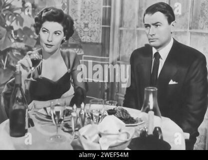 Ava Gardner und Gregory Peck spielen die Hauptrollen in dem Drama The Snows of Kilimanjaro (1952), das aus Ernest Hemingways Kurzgeschichte adaptiert wurde. In dem Film stellt Peck Harry Street dar, einen Schriftsteller, der über sein Leben nachdenkt, während er auf einer afrikanischen Safari verletzt wurde, und Gardner spielt Cynthia Green, eine Frau aus seiner Vergangenheit, die eine bedeutende Rolle bei seinen Abenteuern und Romanzen spielte. Stockfoto