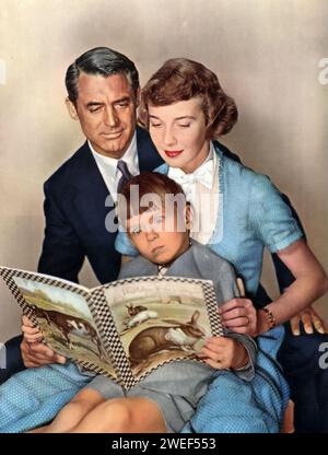 Ein Porträt von Cary Grant, Betsy Drake und George Winslow mit dem Film Room for One More (1952). In dieser herzerwärmenden Familienkomödie spielen Grant und Drake, ein Paar aus dem wirklichen Leben, George und Anna Rose, ein Paar, das ihr Zuhause und ihre Herzen für eine Reihe von Pflegekindern öffnet, darunter eine Figur des jungen George Winslow. Der Film zeigt die Herausforderungen und Freuden einer wachsenden Familie. Grants und Drakes natürliche Chemie verstärken den Charme und die Wärme des Films. Stockfoto