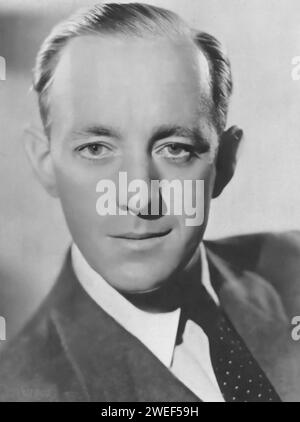 Ein Porträt von Alec Guinness, einem angesehenen Schauspieler, der für seine vielfältigen Rollen gefeiert wurde, darunter der Klassiker „Kind Hearts and Coronets“ (1949) und die legendäre „Star Wars“-Serie als Obi-Wan Kenobi. In „Kind Hearts and Coronets“ stellt Guinness mehrere Charaktere aus der exzentrischen D'Ascoyne-Familie dar und zeigt seine außergewöhnliche Reichweite und sein Können in der Charakterschauspiel. Stockfoto