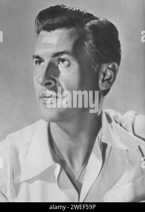 Ein Porträt von Stewart Granger, einem gefeierten Schauspieler, der für seine Rolle in King Solomon's Mines (1950) berühmt ist. In diesem Abenteuerfilm spielt Granger Allan Quatermain, den rauen und gewagten Führer, der eine Expedition in unbekanntes afrikanisches Territorium leitet. Der Film basiert auf H. Rider Haggards Roman und zeigt Grangers Fähigkeit, den wahren Abenteuerhelden zu verkörpern, der Mut und Charme vereint. Stockfoto