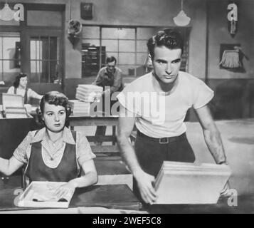 Montgomery Clift und Shelley Winters spielen in A Place in the Sun (1951), einer Verfilmung von Theodore Dreisers Roman an American Tragedy (eine amerikanische Tragödie). Clift stellt George Eastman dar, einen ehrgeizigen jungen Mann, der sich in einem tragischen Liebesdreieck verstrickt hat, wobei Shelley Winters Alice Tripp spielt, eine Fabrikarbeiterin, deren Leben auf tragische Weise mit Eastmans sozialen Bestrebungen verwoben wird. Stockfoto