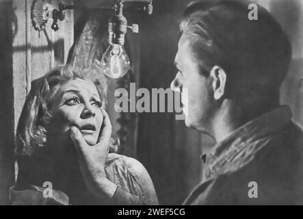 Vivien Leigh und Karl Malden spielen in „A Streetcar Named Desire“ (1951), einer dramatischen Filmadaption von Tennessee Williams' legendärem Stück. Leigh liefert eine starke Performance als Blanche DuBois, eine beunruhigte Frau mit einer verblassten Südstaaten-Belle-Persönlichkeit, während Malden Mitch darstellt, einen gutherzigen Verehrer, der von Blanches Verwundbarkeit angezogen wird. Stockfoto