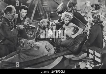 Cornel Wilde, James Stewart, Betty Hutton, Charlton Heston und Gloria Grahame sind die Hauptrollen in „The Greatest Show on Earth“ (1952), einem Drama, das in der pulsierenden Welt des Zirkus spielt. Heston spielt Brad Braden, den Zirkusmanager, Hutton porträtiert Holly, eine Trapezkünstlerin, Wilde ist der große Sebastian, ihren hochfliegenden Rivalen und Liebesinteresse, Stewart erscheint als Buttons, ein mysteriöser Clown mit einer verborgenen Vergangenheit, und Grahame spielt Angel, einen weiteren Hauptdarsteller der Truppe. Stockfoto