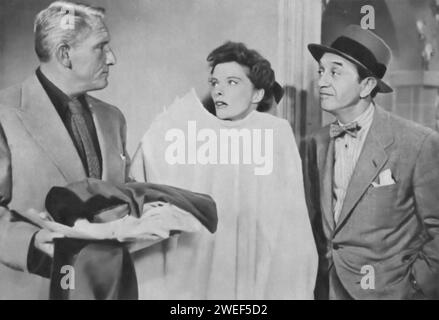 Spencer Tracy und Katharine Hepburn spielen die Hauptrollen in „Pat and Mike“ (1952), einer romantischen Komödie von George Cukor. Tracy spielt Pat Pemberton, einen Sportpromoter, während Hepburn Mike Conovan, einen talentierten und vielseitigen Sportler, darstellt. Der Film zeigt ihre Chemie und ihren Witz, während sie die Herausforderungen einer professionellen Partnerschaft meistern, die sich allmählich in eine romantische Beziehung verwandelt. Stockfoto