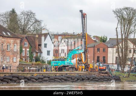 Bewdley, Großbritannien. Januar 2024. Bauunternehmer sind damit beschäftigt, die neuen Flutschutzanlagen auf der Kidderminster-Seite des Flusses in Bewdley zu installieren. Im Stadtzentrum von Bewdley sind bereits Hochwasserschutzanlagen installiert, die die Stadt vor Überschwemmungen hindern, wenn der Fluss anschwillt. Die neuen Verteidigungsanlagen, die installiert werden, werden Eigentum und Menschen auf der Nordseite des Flusses in einem Gebiet namens Beale's Corner schützen, das seit vielen Jahren stark unter Hochwasser in Grundstücke gelitten hat. Quelle: Lee Hudson/Alamy Stockfoto