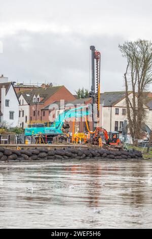 Bewdley, Großbritannien. Januar 2024. Bauunternehmer sind damit beschäftigt, die neuen Flutschutzanlagen auf der Kidderminster-Seite des Flusses in Bewdley zu installieren. Im Stadtzentrum von Bewdley sind bereits Hochwasserschutzanlagen installiert, die die Stadt vor Überschwemmungen hindern, wenn der Fluss anschwillt. Die neuen Verteidigungsanlagen, die installiert werden, werden Eigentum und Menschen auf der Nordseite des Flusses in einem Gebiet namens Beale's Corner schützen, das seit vielen Jahren stark unter Hochwasser in Grundstücke gelitten hat. Quelle: Lee Hudson/Alamy Stockfoto