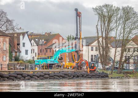 Bewdley, Großbritannien. Januar 2024. Bauunternehmer sind damit beschäftigt, die neuen Flutschutzanlagen auf der Kidderminster-Seite des Flusses in Bewdley zu installieren. Im Stadtzentrum von Bewdley sind bereits Hochwasserschutzanlagen installiert, die die Stadt vor Überschwemmungen hindern, wenn der Fluss anschwillt. Die neuen Verteidigungsanlagen, die installiert werden, werden Eigentum und Menschen auf der Nordseite des Flusses in einem Gebiet namens Beale's Corner schützen, das seit vielen Jahren stark unter Hochwasser in Grundstücke gelitten hat. Quelle: Lee Hudson/Alamy Stockfoto