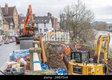 Bewdley, Großbritannien. Januar 2024. Bauunternehmer sind damit beschäftigt, die neuen Flutschutzanlagen auf der Kidderminster-Seite des Flusses in Bewdley zu installieren. Im Stadtzentrum von Bewdley sind bereits Hochwasserschutzanlagen installiert, die die Stadt vor Überschwemmungen hindern, wenn der Fluss anschwillt. Die neuen Verteidigungsanlagen, die installiert werden, werden Eigentum und Menschen auf der Nordseite des Flusses in einem Gebiet namens Beale's Corner schützen, das seit vielen Jahren stark unter Hochwasser in Grundstücke gelitten hat. Quelle: Lee Hudson/Alamy Stockfoto