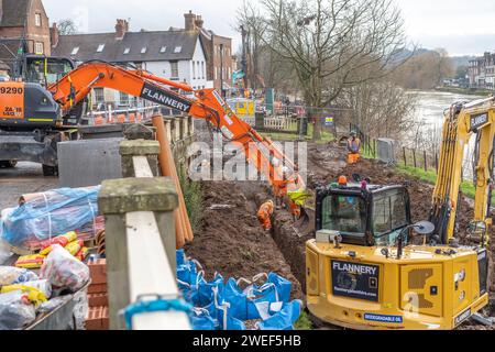 Bewdley, Großbritannien. Januar 2024. Bauunternehmer sind damit beschäftigt, die neuen Flutschutzanlagen auf der Kidderminster-Seite des Flusses in Bewdley zu installieren. Im Stadtzentrum von Bewdley sind bereits Hochwasserschutzanlagen installiert, die die Stadt vor Überschwemmungen hindern, wenn der Fluss anschwillt. Die neuen Verteidigungsanlagen, die installiert werden, werden Eigentum und Menschen auf der Nordseite des Flusses in einem Gebiet namens Beale's Corner schützen, das seit vielen Jahren stark unter Hochwasser in Grundstücke gelitten hat. Quelle: Lee Hudson/Alamy Stockfoto