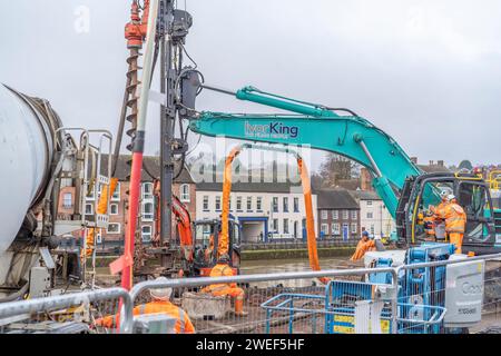 Bewdley, Großbritannien. Januar 2024. Bauunternehmer sind damit beschäftigt, die neuen Flutschutzanlagen auf der Kidderminster-Seite des Flusses in Bewdley zu installieren. Im Stadtzentrum von Bewdley sind bereits Hochwasserschutzanlagen installiert, die die Stadt vor Überschwemmungen hindern, wenn der Fluss anschwillt. Die neuen Verteidigungsanlagen, die installiert werden, werden Eigentum und Menschen auf der Nordseite des Flusses in einem Gebiet namens Beale's Corner schützen, das seit vielen Jahren stark unter Hochwasser in Grundstücke gelitten hat. Quelle: Lee Hudson/Alamy Stockfoto