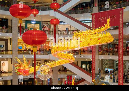 Kuala Lumpur, Malaysia - Januar 25,2024 : die goldenen Drachen und die chinesische Neujahrsdekoration im zentralen Hof des Pavillons Kuala Lumpur. Stockfoto