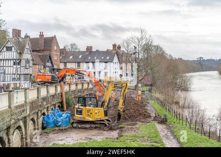 Bewdley, Großbritannien. Januar 2024. Bauunternehmer sind damit beschäftigt, die neuen Flutschutzanlagen auf der Kidderminster-Seite des Flusses in Bewdley zu installieren. Im Stadtzentrum von Bewdley sind bereits Hochwasserschutzanlagen installiert, die die Stadt vor Überschwemmungen hindern, wenn der Fluss anschwillt. Die neuen Verteidigungsanlagen, die installiert werden, werden Eigentum und Menschen auf der Nordseite des Flusses in einem Gebiet namens Beale's Corner schützen, das seit vielen Jahren stark unter Hochwasser in Grundstücke gelitten hat. Quelle: Lee Hudson/Alamy Stockfoto