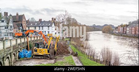 Bewdley, Großbritannien. Januar 2024. Bauunternehmer sind damit beschäftigt, die neuen Flutschutzanlagen auf der Kidderminster-Seite des Flusses in Bewdley zu installieren. Im Stadtzentrum von Bewdley sind bereits Hochwasserschutzanlagen installiert, die die Stadt vor Überschwemmungen hindern, wenn der Fluss anschwillt. Die neuen Verteidigungsanlagen, die installiert werden, werden Eigentum und Menschen auf der Nordseite des Flusses in einem Gebiet namens Beale's Corner schützen, das seit vielen Jahren stark unter Hochwasser in Grundstücke gelitten hat. Quelle: Lee Hudson/Alamy Stockfoto