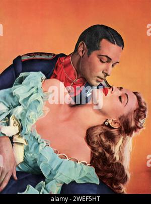 Ein Porträt des Schauspielers Anthony Dexter und der Schauspielerin Eleanor Parker, Stars des Films Valentino (1951). In diesem biografischen Drama stellt Dexter Rudolph Valentino, die legendäre Stummfilmikone, dar, die das Charisma und die Komplexität des berühmten Schauspielers einfängt. Parker spielt Joan Carlisle, ein fiktionales Amalgam mehrerer Frauen in Valentinos Leben, das einen Einblick in die persönlichen und beruflichen Herausforderungen bietet, denen der Star gegenübersteht. Stockfoto