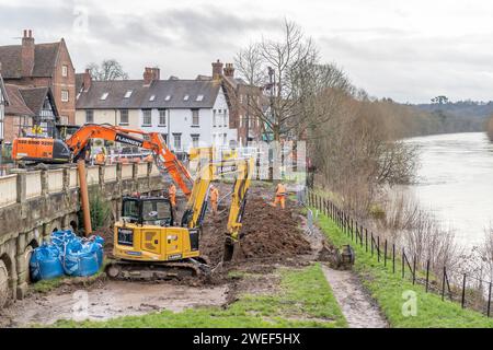 Bewdley, Großbritannien. Januar 2024. Bauunternehmer sind damit beschäftigt, die neuen Flutschutzanlagen auf der Kidderminster-Seite des Flusses in Bewdley zu installieren. Im Stadtzentrum von Bewdley sind bereits Hochwasserschutzanlagen installiert, die die Stadt vor Überschwemmungen hindern, wenn der Fluss anschwillt. Die neuen Verteidigungsanlagen, die installiert werden, werden Eigentum und Menschen auf der Nordseite des Flusses in einem Gebiet namens Beale's Corner schützen, das seit vielen Jahren stark unter Hochwasser in Grundstücke gelitten hat. Quelle: Lee Hudson/Alamy Stockfoto