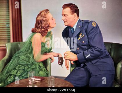 Janet Leigh und John Wayne werden in einer Szene aus Jet Pilot (1957) gezeigt. In diesem Film zum Thema des Kalten Krieges stellt Leigh die sowjetische Pilotin Anna Marladovna Shannon dar, die zu den Vereinigten Staaten übergeht, und Wayne spielt Colonel Jim Shannon von der US Air Force. Stockfoto