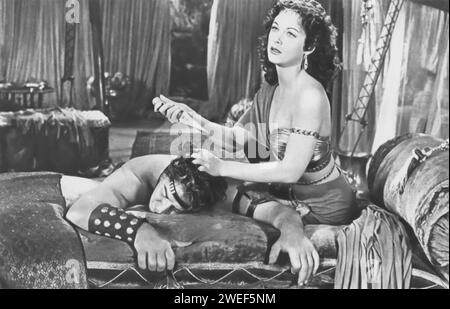 In dieser Szene aus „Samson and Delilah“ (1949), Victor Mature als Samson und Hedy Lamarr als Delilah, spielen Sie einen der kritischen Momente des Films. Der Plan konzentriert sich auf Delilahs Verrat an Samson, einem Nazariter mit immenser Stärke. In dieser legendären Szene schneidet Delilah Samsons Haare, die Quelle seiner Stärke, und symbolisiert ihre Täuschung und den Wendepunkt der Geschichte. Stockfoto