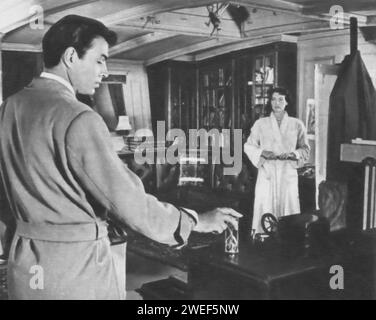 Ava Gardner und James Mason spielen die Hauptrollen in dem Film „Pandora und der fliegende Holländer“ (1951). Gardner spielt Pandora Reynolds, eine schöne, aber ruhelose Frau, während Mason Hendrik van der Zee ist, der geheimnisvolle „Flying Dutchman“, ein Mann, der dazu verdammt ist, ewig durch die Meere zu segeln. In einer kleinen spanischen Stadt entfaltet sich ihre Geschichte mit Themen wie Liebe, Besessenheit und Erlösung, während Pandora zum Schlüssel wird, um van der Zees Fluch zu brechen. Stockfoto