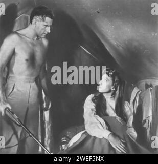 Stewart Granger und Deborah Kerr spielen die Hauptrollen in King Solomon's Mines (1950), einem Abenteuerfilm, der auf H. Rider Haggards Roman basiert. Granger spielt Allan Quatermain, eine furchtlose Safari-Reiseleiterin, während Kerr Elizabeth Curtis porträtiert, eine Frau auf der Suche nach ihrem vermissten Ehemann in unbekannten afrikanischen Gebieten. Ihre Reise führt sie auf ein gefährliches Abenteuer, um die legendären König Salomons Minen zu finden. Stockfoto