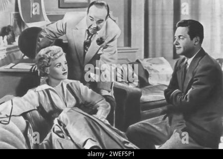 Judy Holliday, Broderick Crawford und William Holden sind die Hauptrollen in „Born Yesterday“ (1950). In diesem Film spielt Holliday Billie Dawn, die unraffinierte Freundin des korrupten Geschäftsmannes Harry Brock, dargestellt von Crawford. Holden tritt als Paul Verrall auf, ein Journalist, der Billie ausbilden soll. Die Geschichte folgt Billies Verwandlung von einer scheinbar naiven Frau zu einer unabhängigen Denkerin, beeinflusst durch ihre Lektionen bei Verrall. Stockfoto