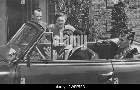 Sam Wanamaker, Eileen Moore, Freda Jackson, John Mills und Phyllis Calvert spielen die Hauptrollen in Mr. Denning Drives North (1951), einem britischen Krimi. In dem Film spielt Mills Tom Denning, einen Flugzeughersteller, der in einem Moment der Panik ein Verbrechen begeht, das sein Leben drastisch verändert. Wanamaker stellt Chick Eddowes, einen Erpresser dar, mit Moore als Dennings Tochter Liz und Calvert als seine Frau Kay. Die Geschichte folgt Denning, wie er sich mit Schuld und Paranoia auseinandersetzt und versucht, seine Taten zu vertuschen, während er von den Folgen heimgesucht wird. Stockfoto