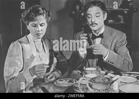 Robert Donat und Margaret Johnston spielen die Hauptrollen in The Magic Box (1951), einem britischen biografischen Film. In diesem Film stellt Donat William Friese-Greene dar, einen Pionier in der Entwicklung der Kinematographie. Johnston spielt seine unterstützende und dennoch leidvolle Ehefrau Edith. Der Film, der für das Festival of Britain gedreht wurde, beschreibt das Leben Friese-Greenes und seine Beiträge zur Erfindung der Filme. Stockfoto