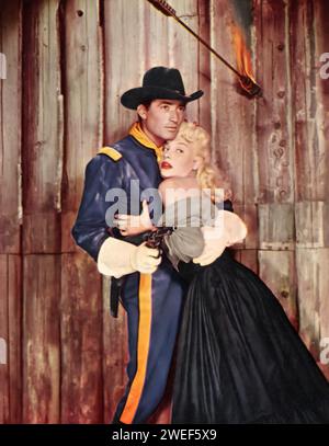 Ein Porträt von Gregory Peck und Barbara Payton, Stars des Films Only the Valiant (1951). In diesem Western-Film stellt Peck Captain Richard Lance dar, einen Kavallerie-Offizier, der mit der Verteidigung einer strategischen Festung beauftragt ist. Payton spielt Cathy Eversham, die Frau, die er liebt. Der Film konzentriert sich auf Captain Lances Kampf, eine kleine Gruppe von Soldaten auf eine gefährliche Mission gegen überwältigende Chancen zu führen, wobei Themen wie Tapferkeit, Opfer und Ehre hervorgehoben werden. Stockfoto