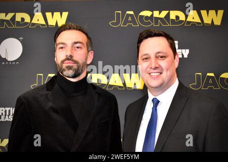 Autor und Regisseur von „Jackdaw“, Jamie Childs, fotografiert mit Ben Houchen, Bürgermeister des Tees Valley bei der Premiere des Films in Middlesbrough. Stockfoto