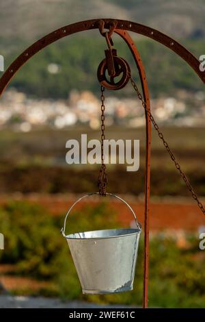 Alter Brunnen und Eimer im Dorf Lliber, Alicante, Costa Blanca, Spanien – Stockfoto Stockfoto