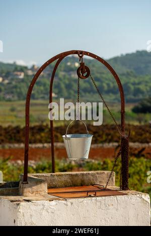 Alter Brunnen und Eimer im Dorf Lliber, Alicante, Costa Blanca, Spanien – Stockfoto Stockfoto