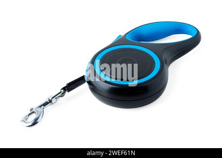 Eine Roulette-Leine für Hunde, die auf weißem Hintergrund laufen. Stockfoto