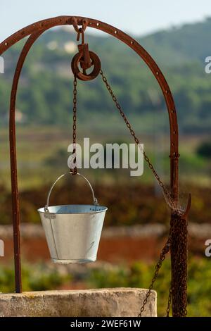 Alter Brunnen und Eimer im Dorf Lliber, Alicante, Costa Blanca, Spanien – Stockfoto Stockfoto