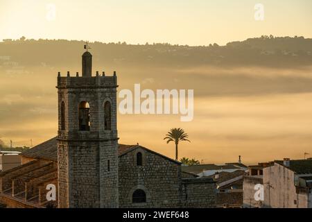 Kirchturm und Dorfgebäude in Lliber, Costa Blanca, Marina Alta, Provinz Alicante, Spanien – Stockfoto Stockfoto