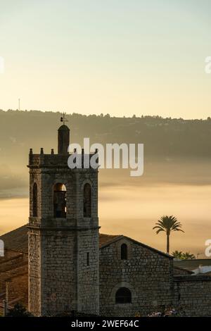 Kirchturm und Dorfgebäude in Lliber, Costa Blanca, Marina Alta, Provinz Alicante, Spanien – Stockfoto Stockfoto