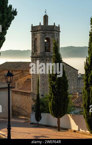 Kirchturm und Dorfgebäude in Lliber, Costa Blanca, Marina Alta, Provinz Alicante, Spanien – Stockfoto Stockfoto