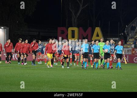 Roma, Italien. Januar 2024. Foto Fabrizio Corradetti/LaPresse 24 Gennaio 2024 - Roma, Italia - Sport, calcio - Roma vs Bayern Monaco - UEFA Women Champions League 2023-2024 - Stadio Tre Fontane. Nella Foto: Ingresso delle Squadre 24. Januar, Rom, Italien - Sport, Fußball - Roma vs Bayern Monaco - UEFA Women's Champions League 2023-2024 - Tre Fontane Stadium. Im Bild: Eintrag der Teams Credit: LaPresse/Alamy Live News Stockfoto