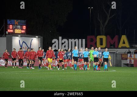 Roma, Italien. Januar 2024. Foto Fabrizio Corradetti/LaPresse 24 Gennaio 2024 - Roma, Italia - Sport, calcio - Roma vs Bayern Monaco - UEFA Women Champions League 2023-2024 - Stadio Tre Fontane. Nella Foto: ingresso delle Squadre 24. Januar, Rom, Italien - Sport, Fußball - Roma vs Bayern Monaco - UEFA Women's Champions League 2023-2024 - Tre Fontane Stadium. Im Bild: Eintrag der Teams Credit: LaPresse/Alamy Live News Stockfoto