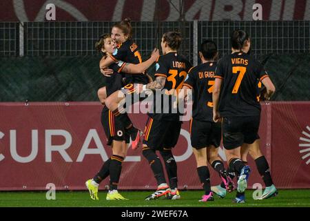 Roma, Italien. Januar 2024. Foto Fabrizio Corradetti/LaPresse 24 Gennaio 2024 - Roma, Italia - Sport, calcio - Roma vs Bayern Monaco - UEFA Women Champions League 2023-2024 - Stadio Tre Fontane. Nella foto: Esultanza giocatrici della AS Roma 24. Januar, Rom, Italien - Sport, Fußball - Roma vs Bayern Monaco - UEFA Women's Champions League 2023-2024 - Tre Fontane Stadium. Im Bild: LaPresse/Alamy Live News Stockfoto