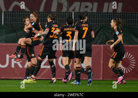 Roma, Italien. Januar 2024. Foto Fabrizio Corradetti/LaPresse 24 Gennaio 2024 - Roma, Italia - Sport, calcio - Roma vs Bayern Monaco - UEFA Women Champions League 2023-2024 - Stadio Tre Fontane. Nella foto: Esultanza giocatrici della AS Roma 24. Januar, Rom, Italien - Sport, Fußball - Roma vs Bayern Monaco - UEFA Women's Champions League 2023-2024 - Tre Fontane Stadium. Im Bild: LaPresse/Alamy Live News Stockfoto