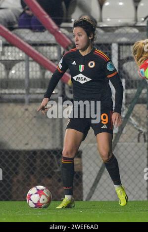 Roma, Italien. Januar 2024. Foto Fabrizio Corradetti/LaPresse 24 Gennaio 2024 - Roma, Italia - Sport, calcio - Roma vs Bayern Monaco - UEFA Women Champions League 2023-2024 - Stadio Tre Fontane. Nella Foto: Valentina Giacinti (ALS Roma-Frauen); 24. Januar, Rom, Italien - Sport, Fußball - Roma vs Bayern Monaco - UEFA Women's Champions League 2023-2024 - Tre Fontane Stadium. Auf dem Bild: Valentina Giacinti (ALS Roma-Frauen); Credit: LaPresse/Alamy Live News Stockfoto