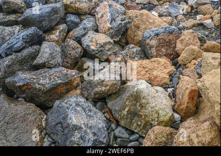 Steine am Ufer des Mittelmeers im Winter auf der Insel Zypern 8 Stockfoto