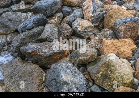 Steine am Ufer des Mittelmeers im Winter auf der Insel Zypern 7 Stockfoto