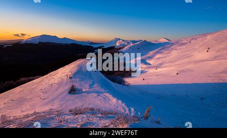 Winter Sonnenuntergang in den Bergen. Nationalpark Bieszczady, Polen. Stockfoto