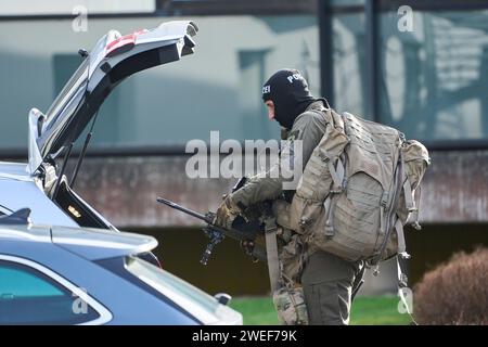 Montabaur, Deutschland. Januar 2024. Ein SEK-Offizier entwaffnet sich nach dem Angriff. Nach Angaben der Polizei wurden drei Menschen, darunter ein Kind, bei einem gewalttätigen Angriff in einem Wohngebiet getötet. Die Rettungsdienste entdeckten den mutmaßlichen Täter nach dem Betreten des Gebäudes schwer verletzt, so ein Polizeisprecher. Quelle: Sascha Ditscher/dpa/Alamy Live News Stockfoto