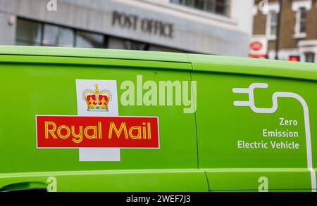 London, Großbritannien. Januar 2024. Die Royal Mail steht unter Druck, da die britische Regulierungsbehörde Ofcom vorschlägt, die Lieferungen auf drei Tage pro Woche zu kürzen. Das Postamt hat auch unter dem Software-Skandal von Fujitsu Horizon gelitten, bei dem Hunderte von Postmastern fälschlicherweise beschuldigt wurden, das Postamt gestohlen zu haben. Quelle: Mark Thomas/Alamy Live News Stockfoto