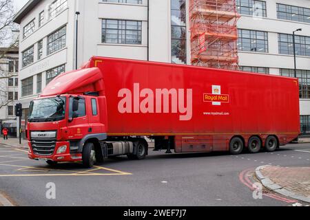 London, Großbritannien. Januar 2024. Die Royal Mail steht unter Druck, da die britische Regulierungsbehörde Ofcom vorschlägt, die Lieferungen auf drei Tage pro Woche zu kürzen. Das Postamt hat auch unter dem Software-Skandal von Fujitsu Horizon gelitten, bei dem Hunderte von Postmastern fälschlicherweise beschuldigt wurden, das Postamt gestohlen zu haben. Quelle: Mark Thomas/Alamy Live News Stockfoto